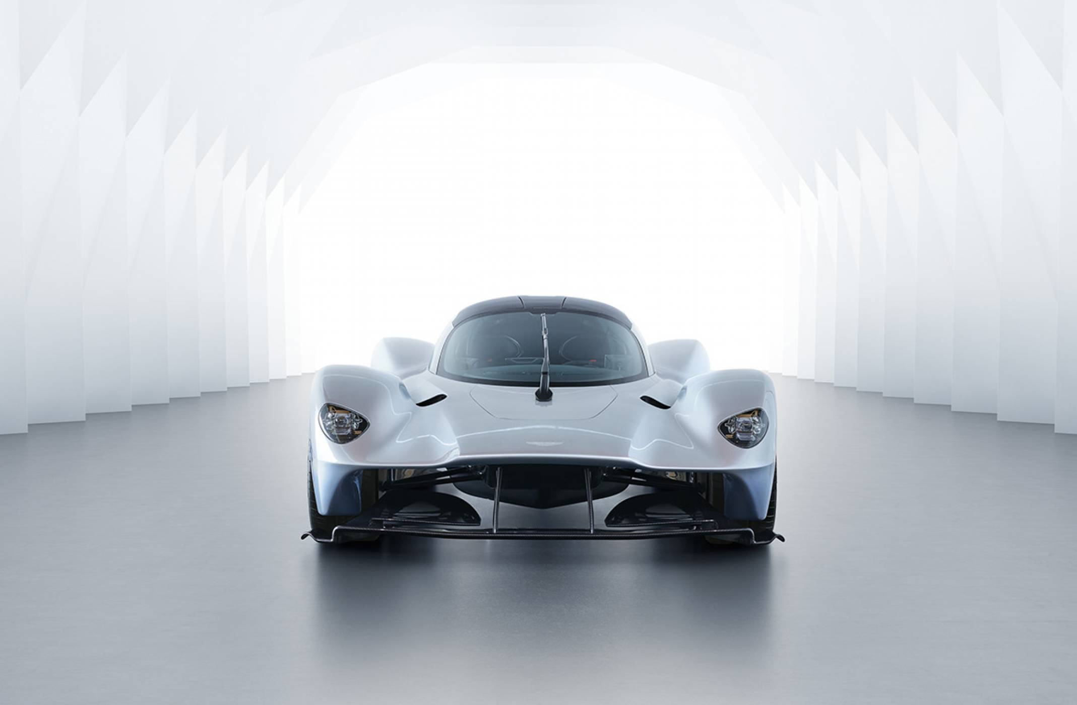 Внушителният Aston Martin Valkyrie ще ви накара да преосмислите много от житейските си решения