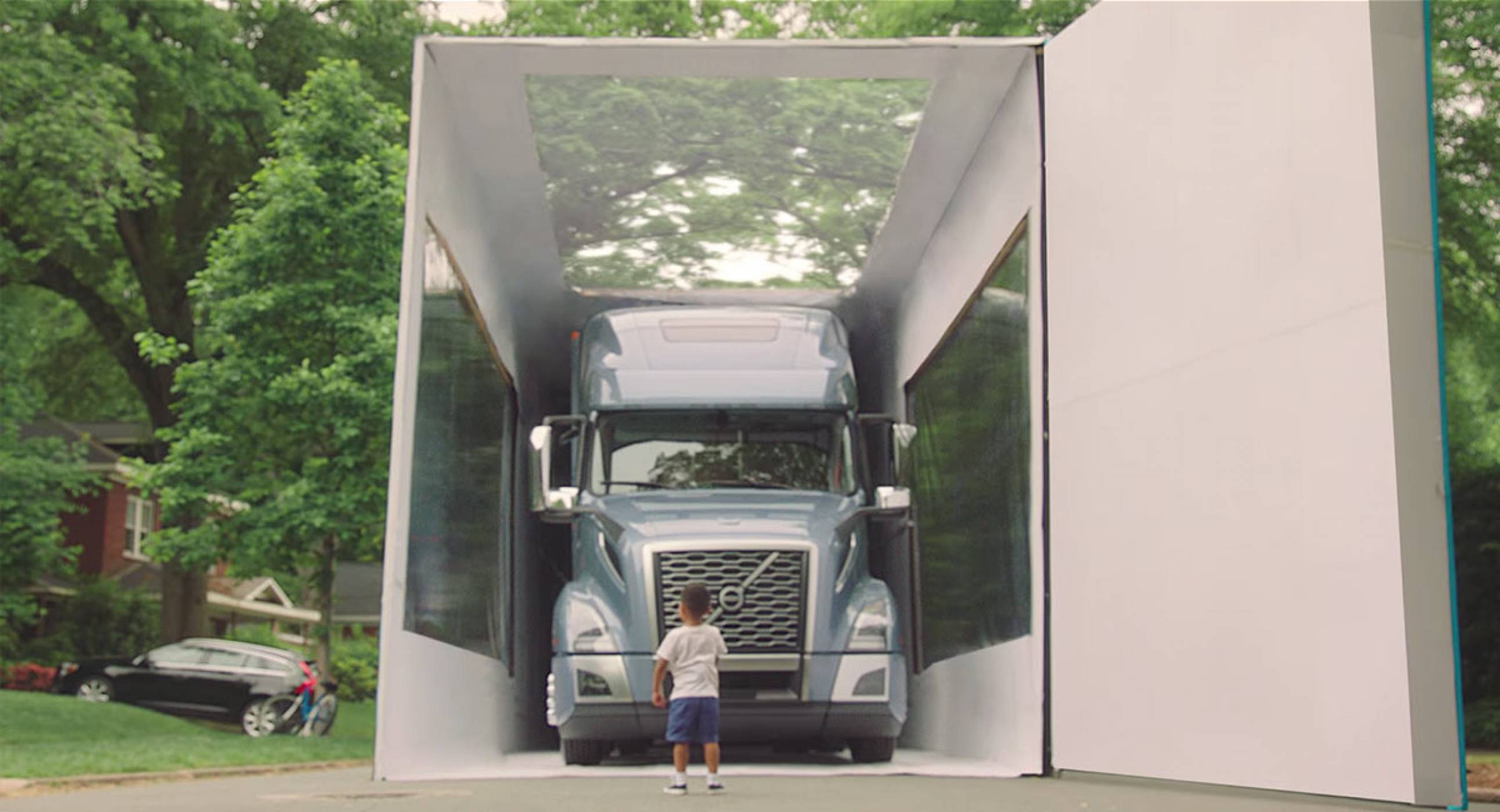 Ето какво се крие в тази гигантска опаковка на Volvo