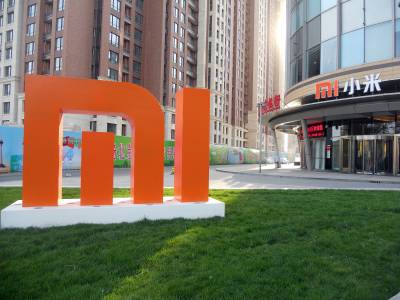 Xiaomi купува OLED панелите за флагмана си за 2018 от Samsung заради проблеми с LG