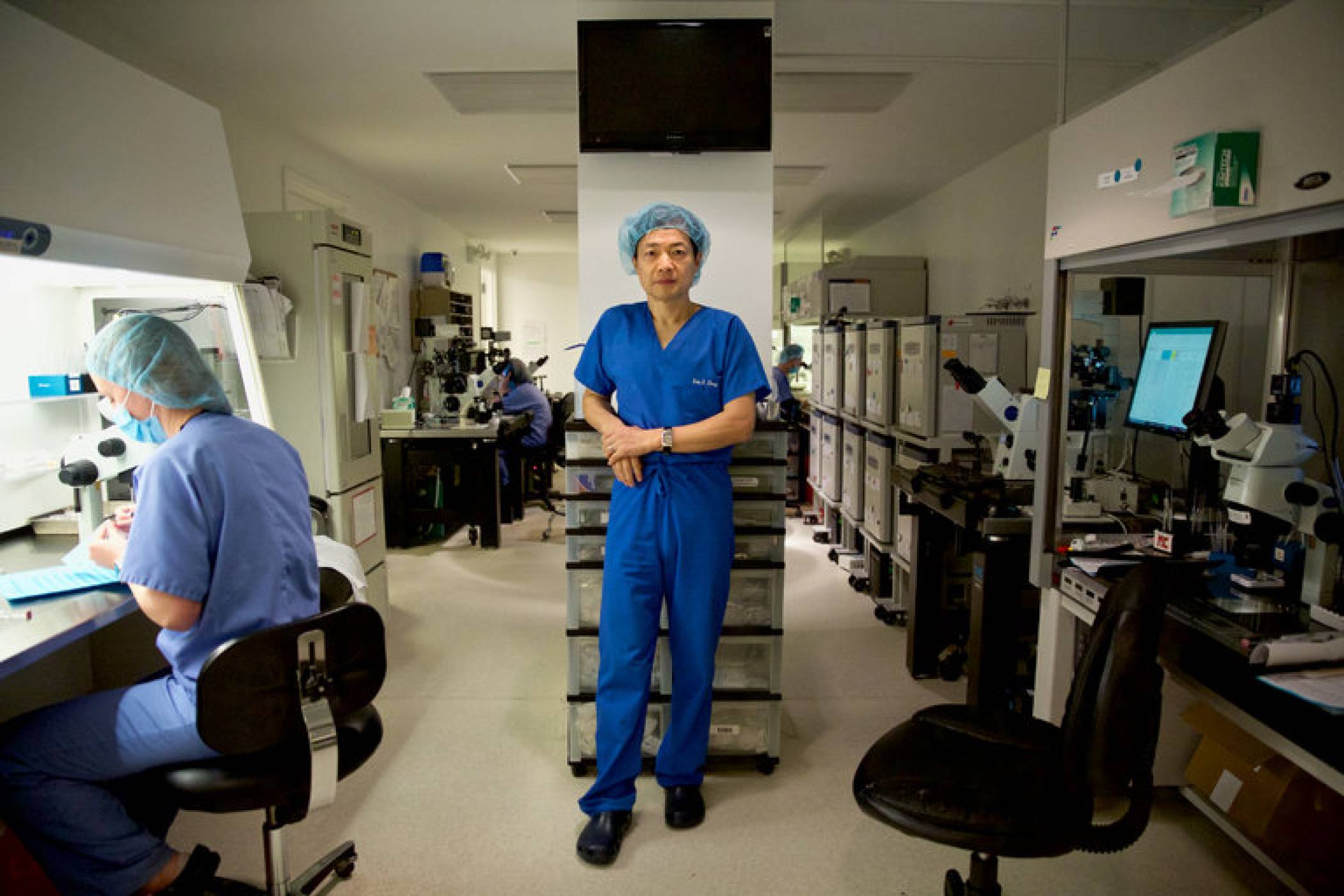 Порицават лекаря, създал „бебето с трима родители“ за маркетингова кампания