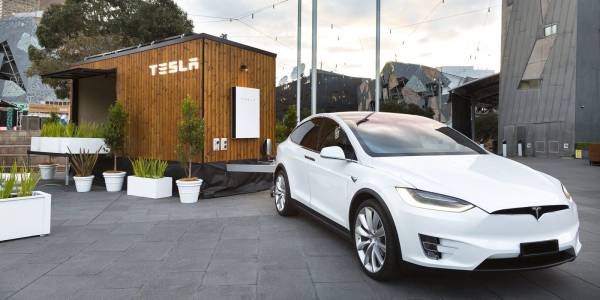 Tesla Tiny House и Tesla Model X заедно на път