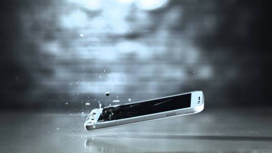 Motorola работи по дисплей, който може да се „самолекува“ от надраскване