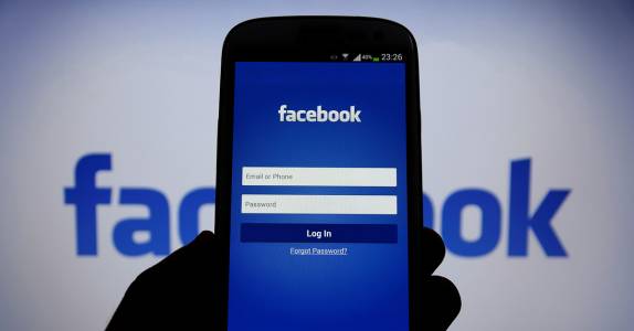 Facebook тества персонализирани новинарски истории