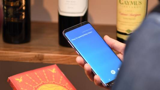 Samsung направи дигиталния асистент Bixby достъпен в цял свят, но той все още говори само два езика