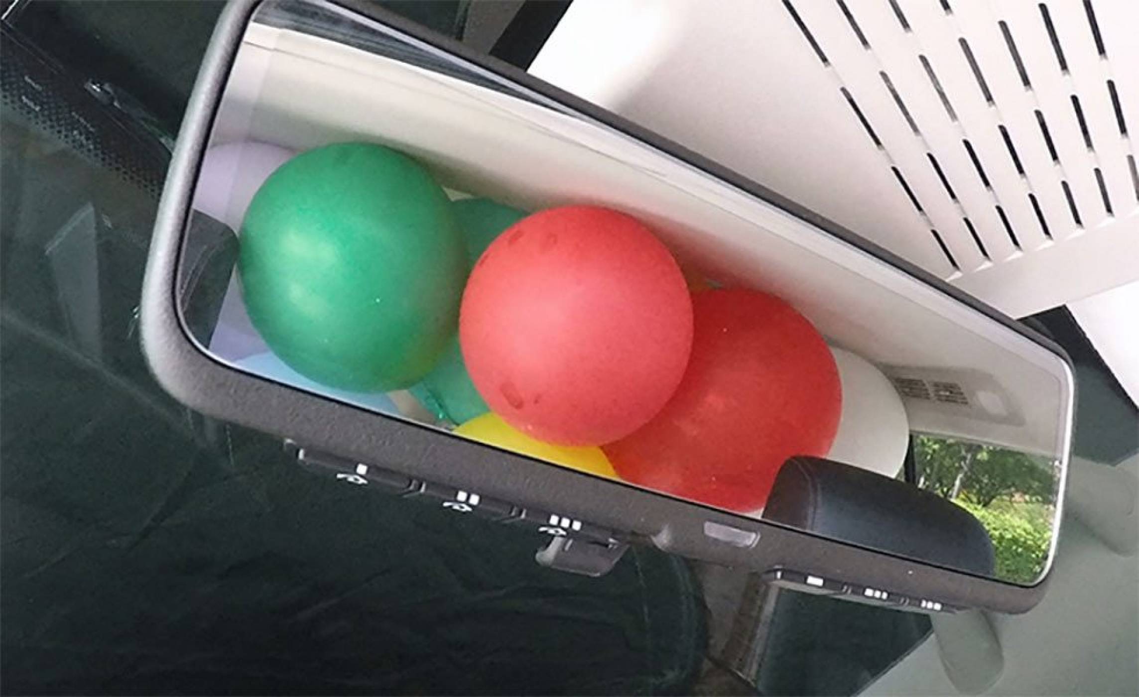 И задното огледало става умно в новата Nissan Armada