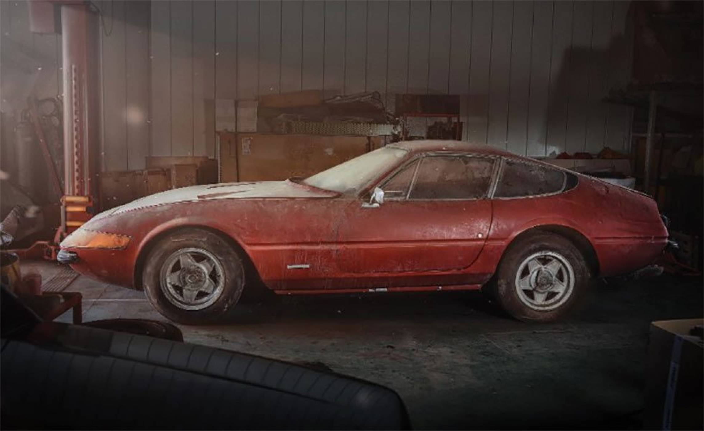 Уникално Ferrari 365 GTB/4 се крие цели 40 години в една плевня