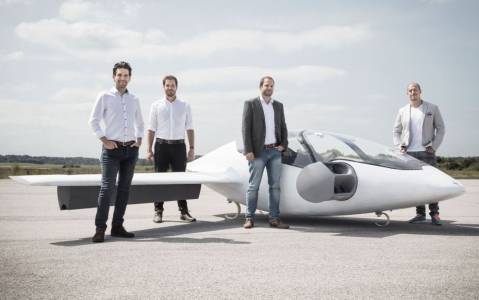 Компанията Lilium ще разработва електрически летящи таксита