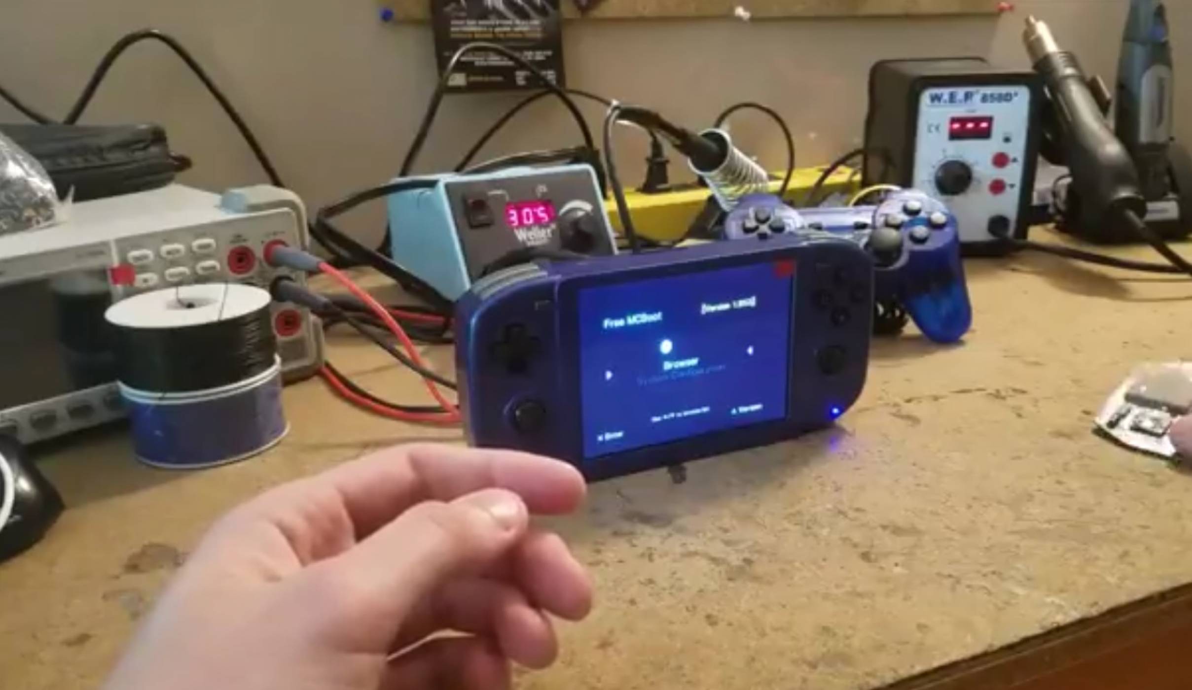 Този портативен PlayStation 2 е като сбъдната мечта