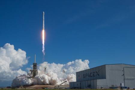 SpaceX изстреля Falcon 9 с мистериозен правителствен товар