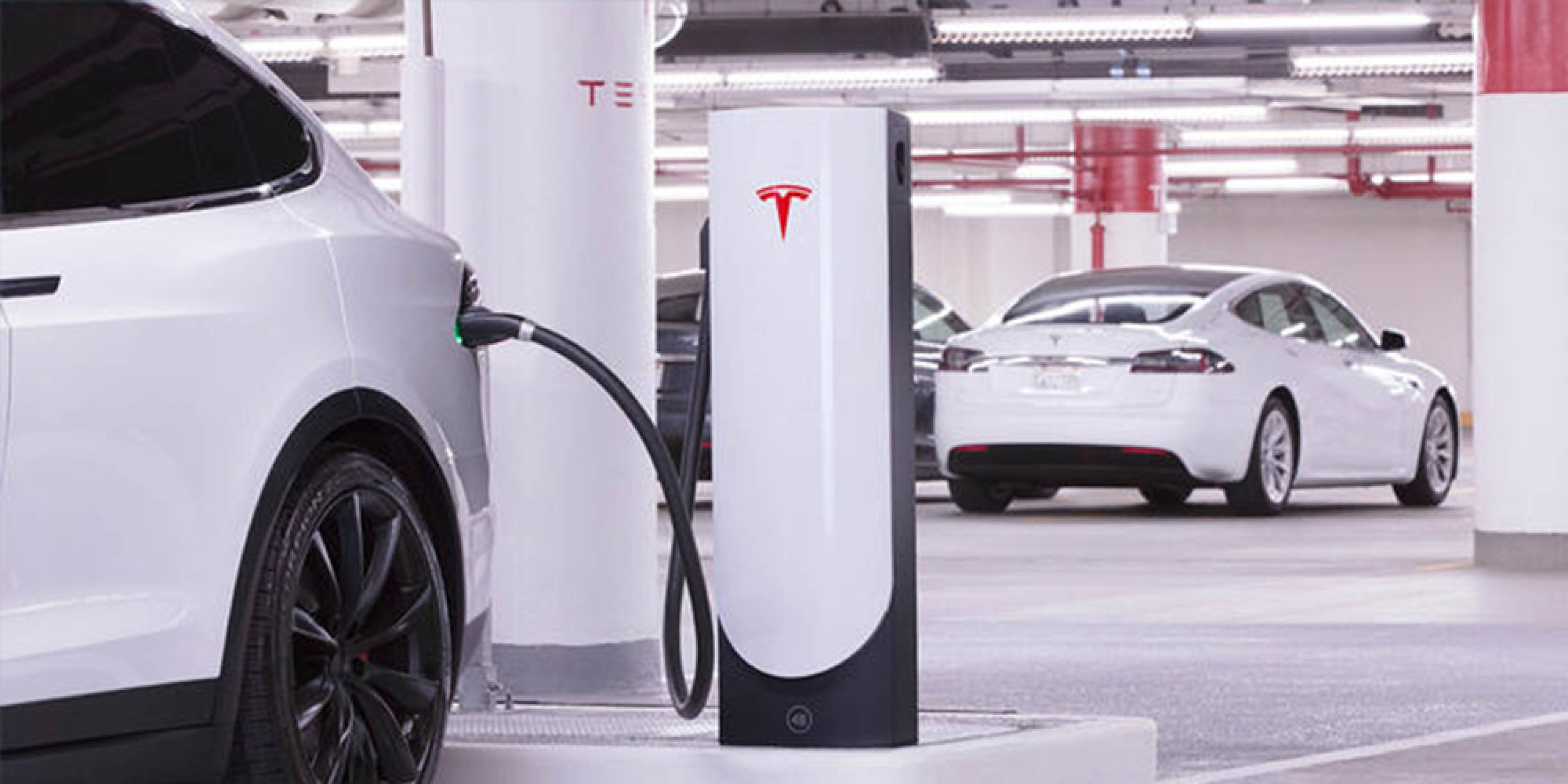 Tesla най-накрая създаде по-удобни градски станции за зареждане на автомобилите си