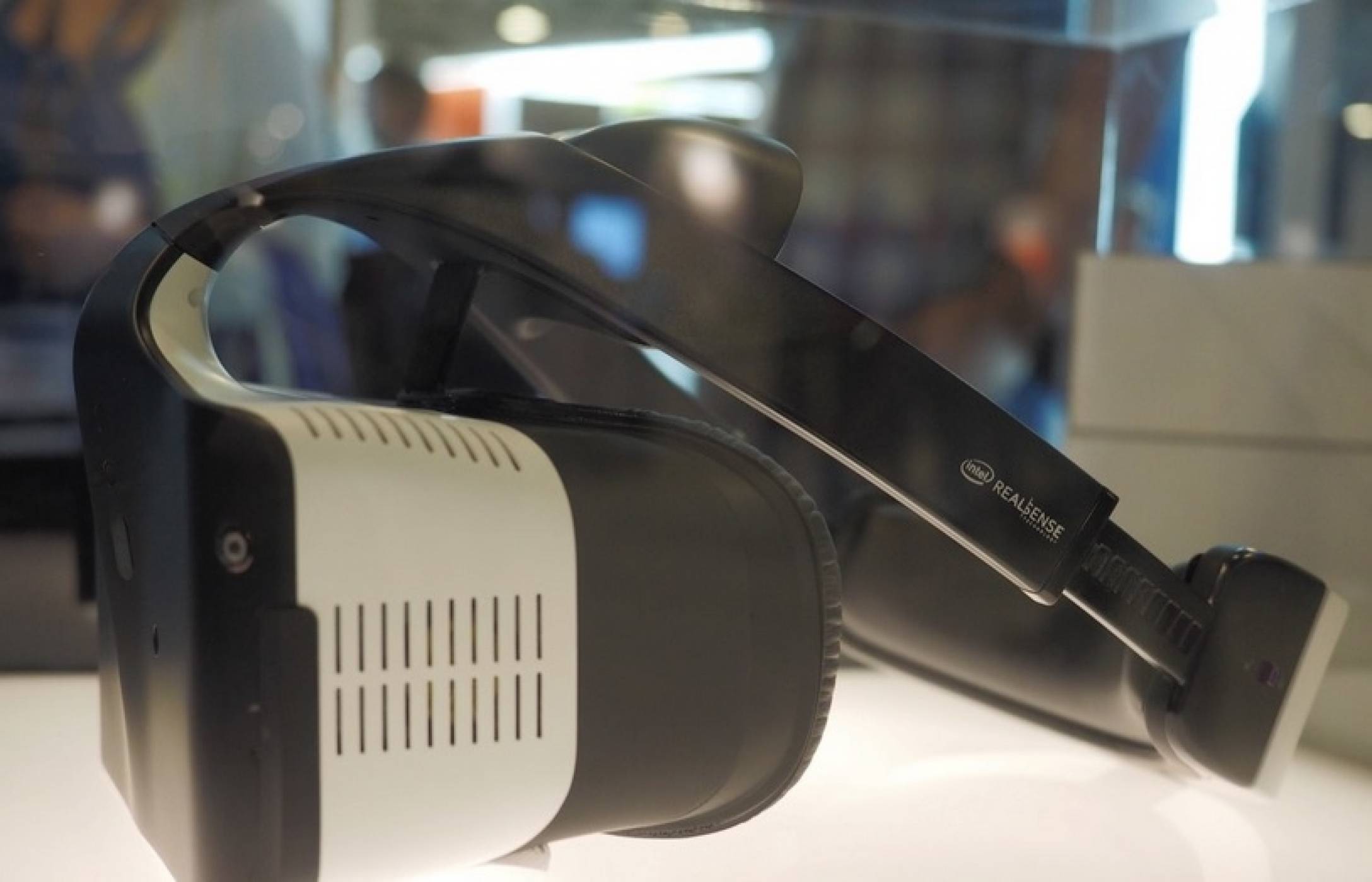 VR шлемът Project Alloy на Intel окончателно остава в историята