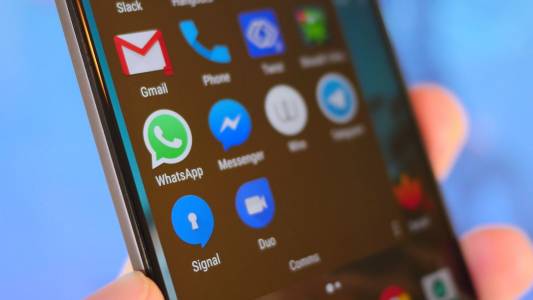 Facebook тества интеграция с WhatsApp за избрана група потребители