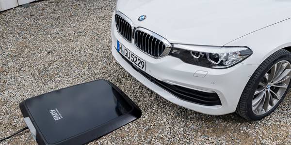 BMW създаде подложка за безжично зареждане за своите електрически автомобили
