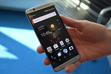 BusinessKorea: ZTE пуска сгъваем Android смартфон в началото на 2018