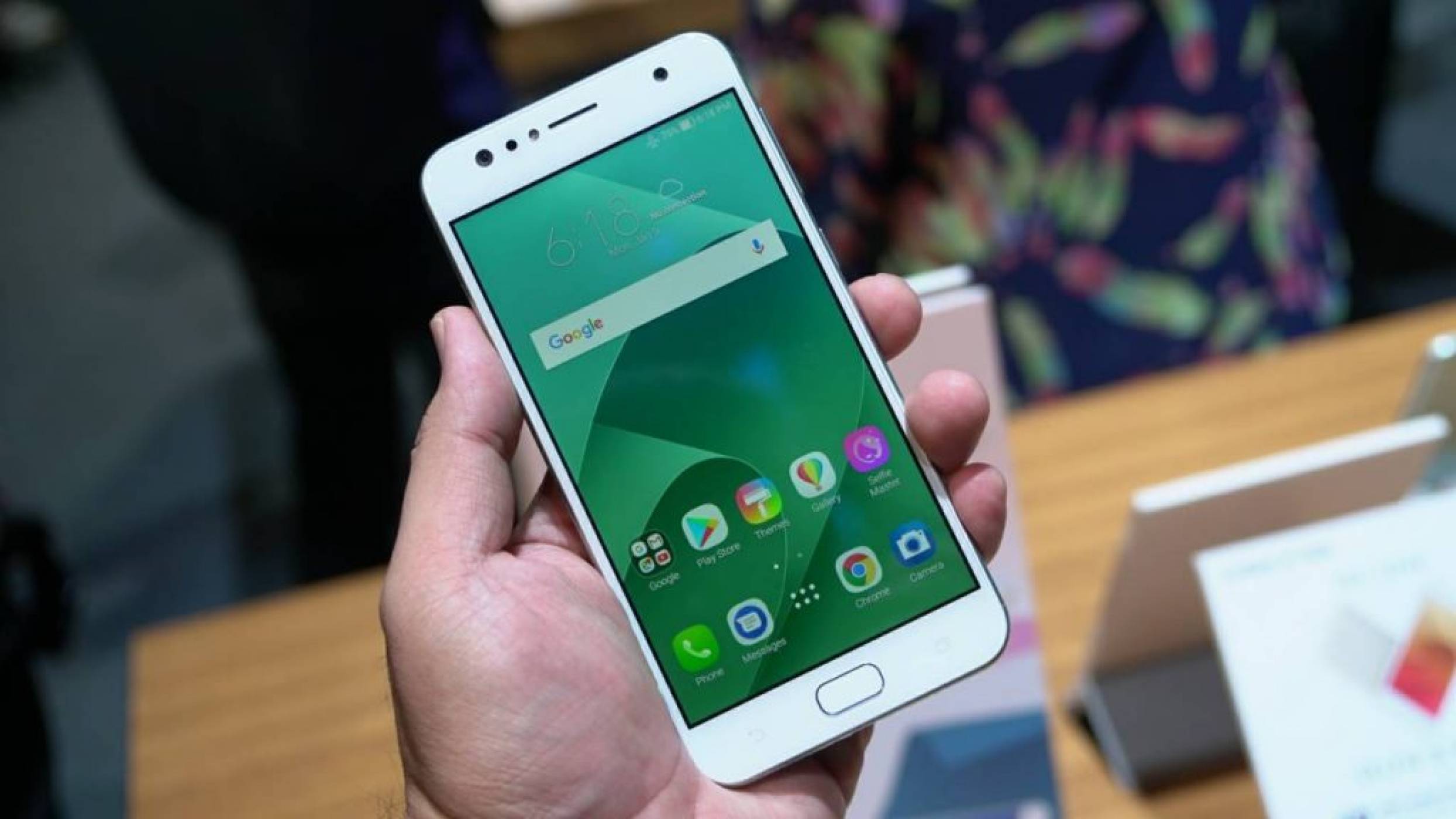 Asus показа новия си смартфон Zenfone 4 Selfie Lite с 5.5-инчов дисплей