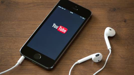Ето как да пуснете YouTube видео, докато правите нещо друго в Android и iOS