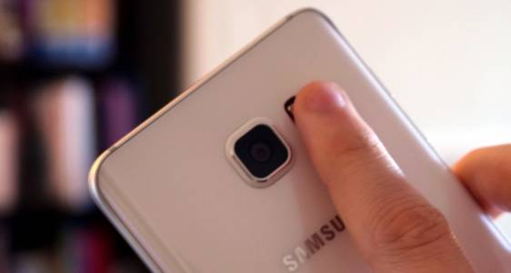Samsung патентова вграден в дисплей скенер на отпечатъци