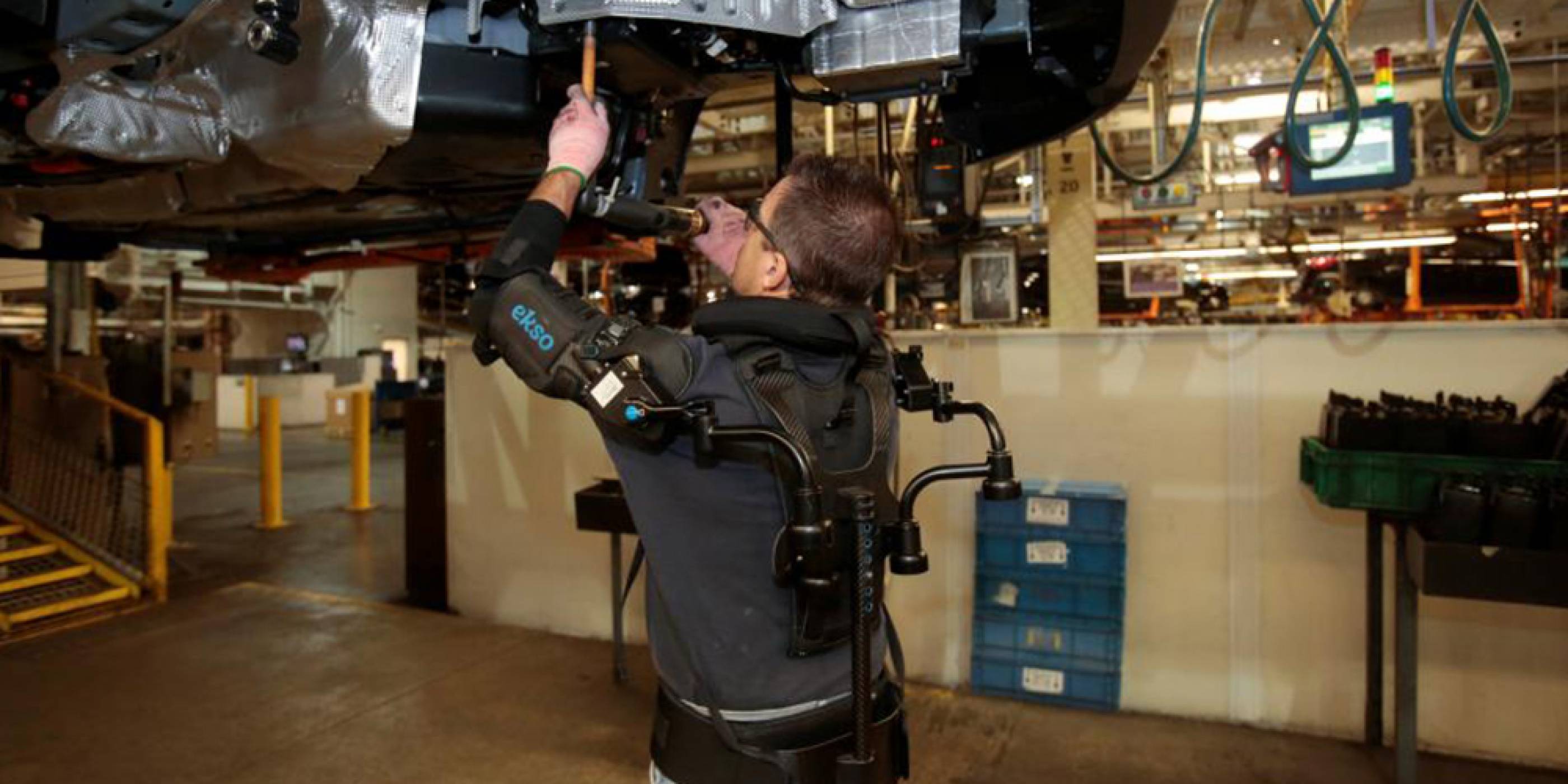 Ford тества екзоскелети, за да облекчи работата в заводите си