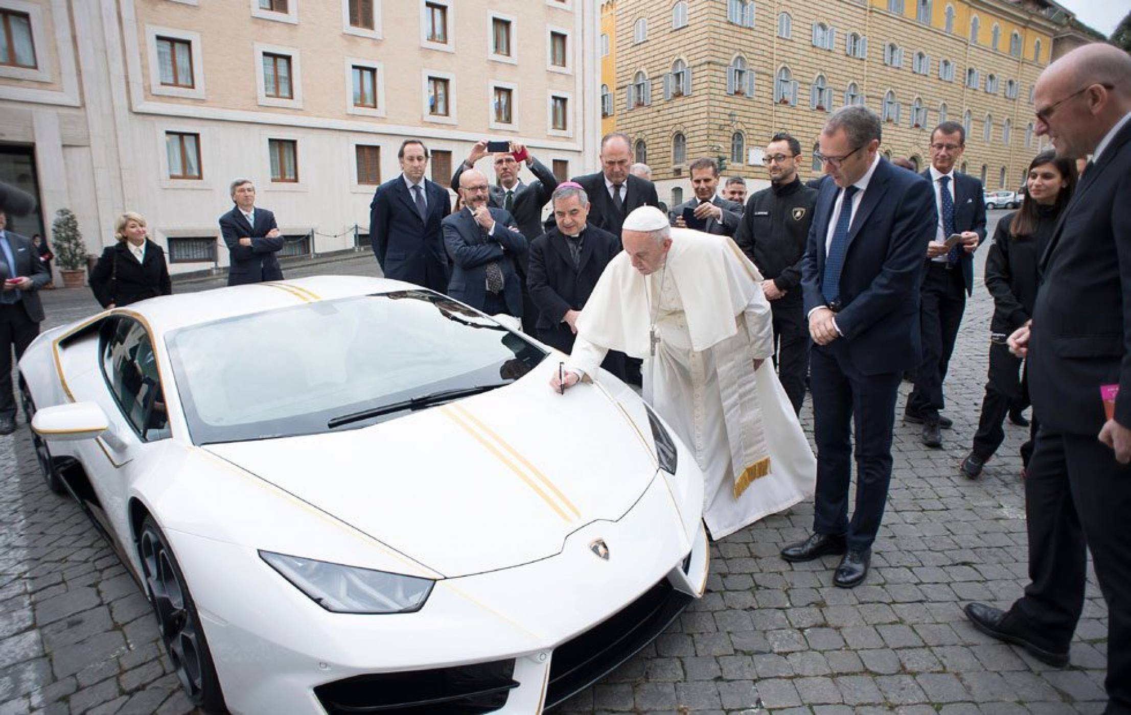Папското Lamborghini отива на благотворителен търг