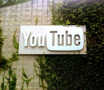 Човешкото око: скритият коз на YouTube в борбата с неприличното съдържание