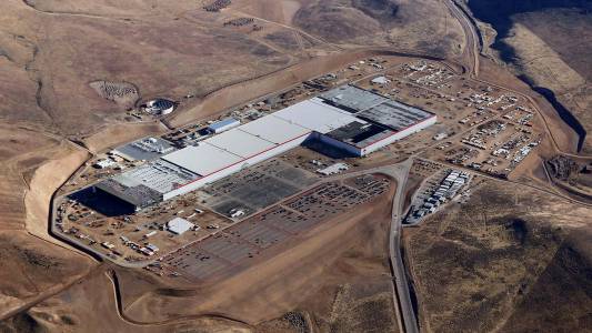 Заводът на Tesla може би е виновен за глобалния недостиг на батерии