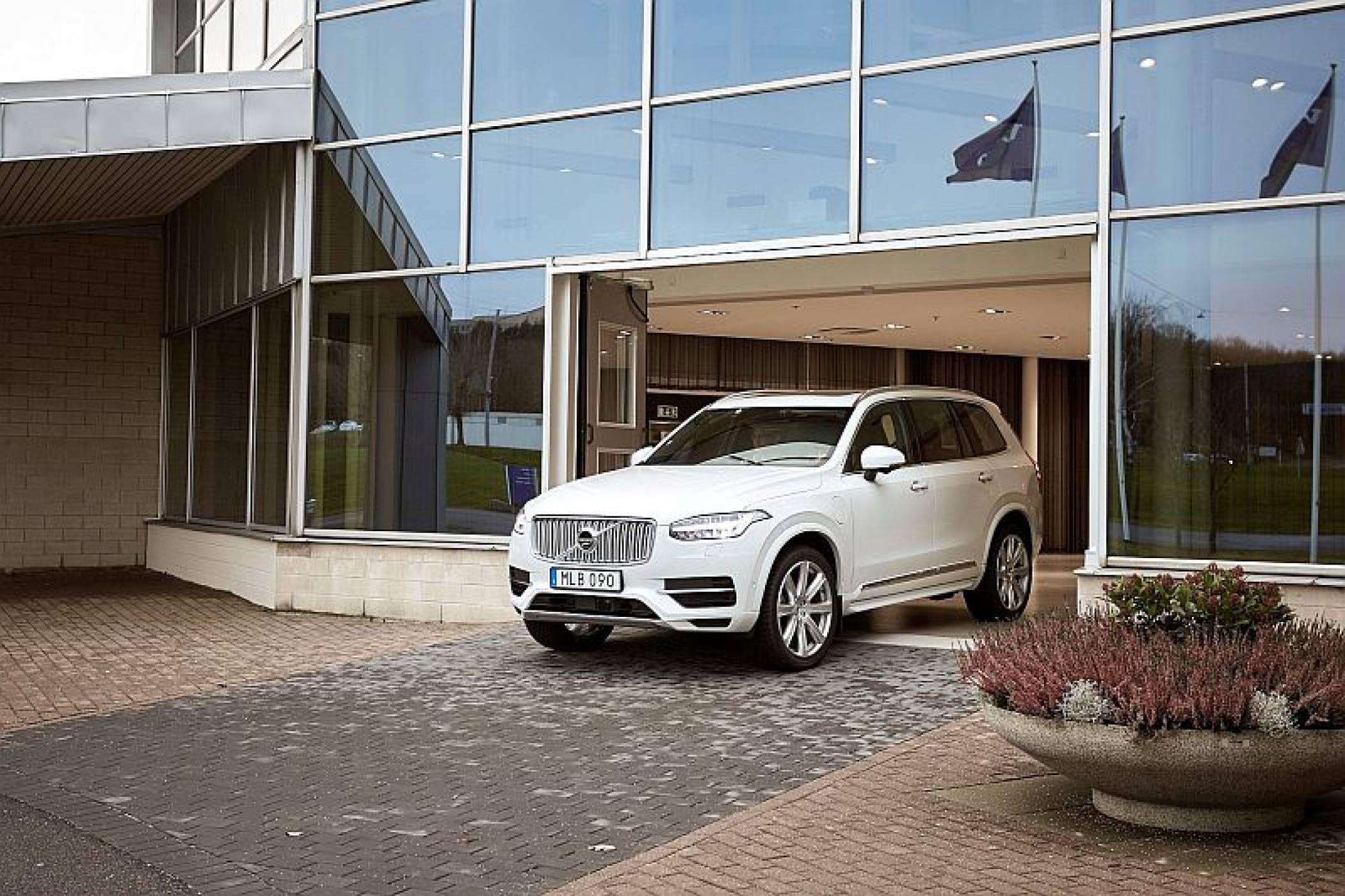 Стартираха тестовете в реални условия на умните коли на Volvo 