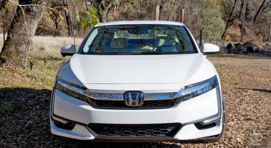Хибридът Honda Clarity е луксозен автомобил на достъпна цена