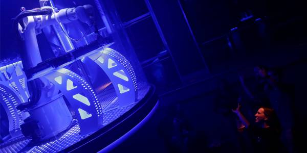 Роботизирана ръка диджей работи в нощен клуб в Прага