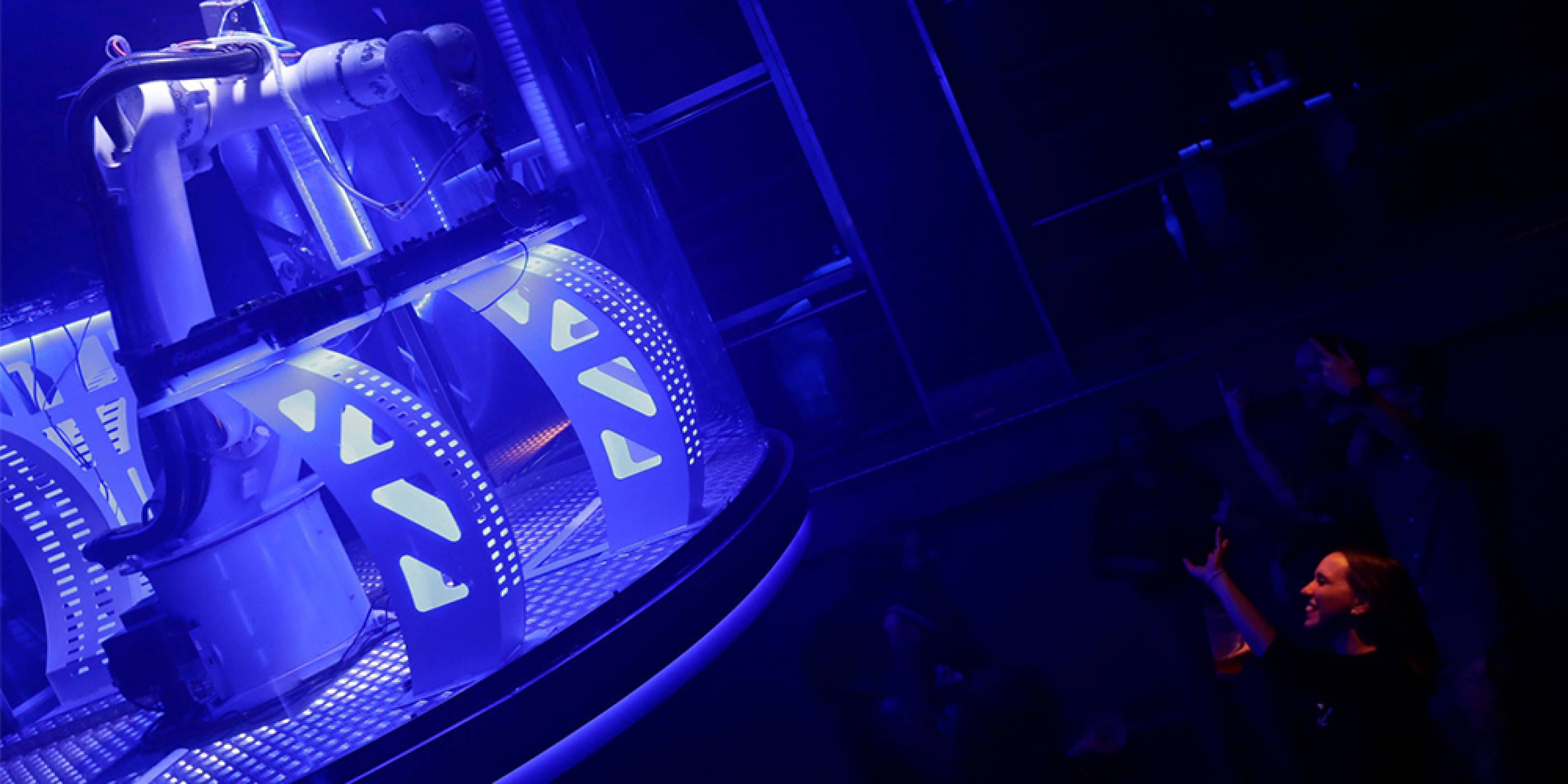 Роботизирана ръка диджей работи в нощен клуб в Прага