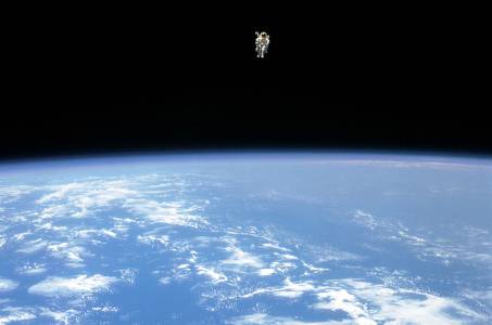 Първият астронавт, ходил в Космоса без обезопасяващо въже, почина на 80 години