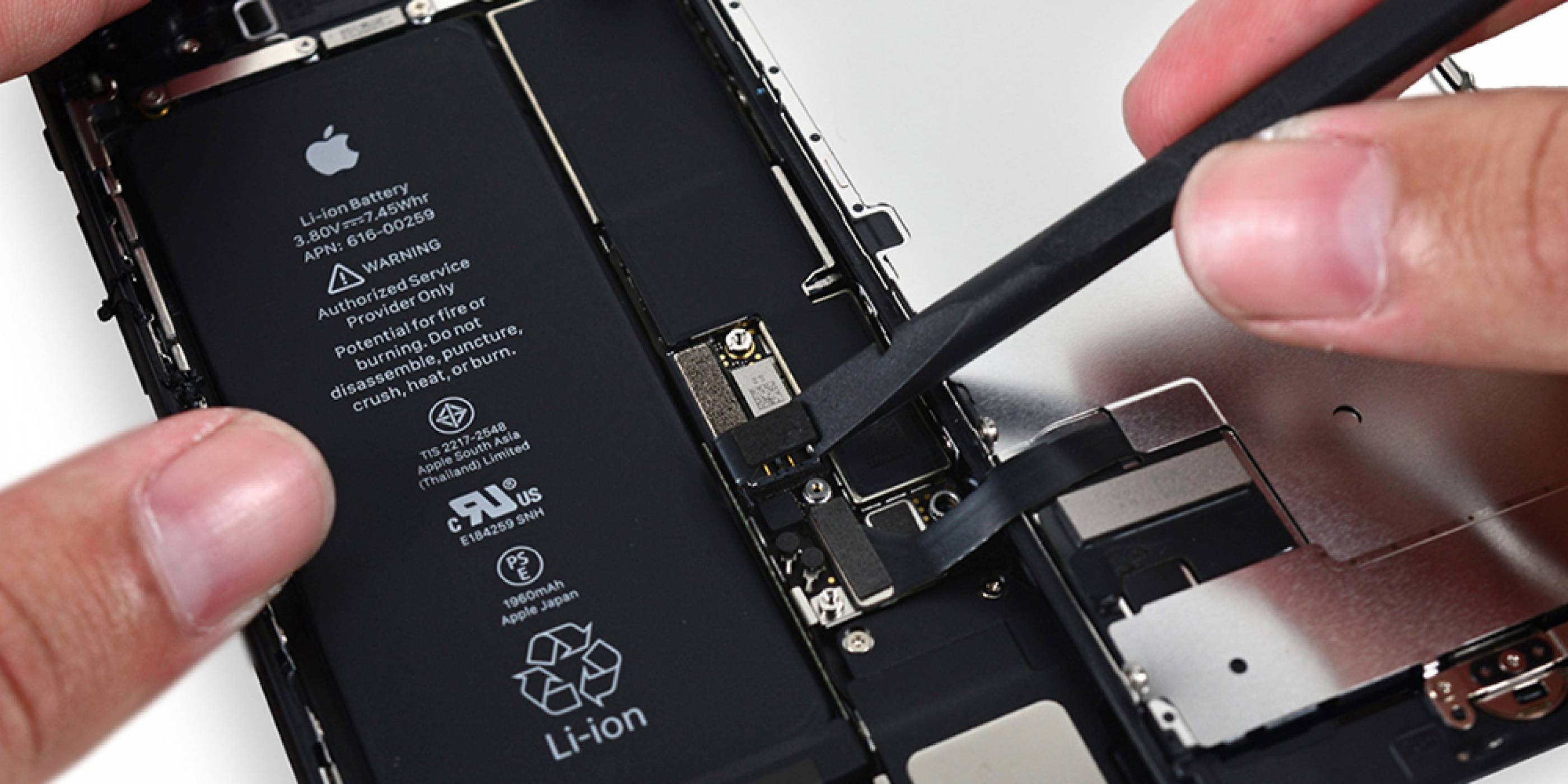 Apple се извини за забавянето на по-старите модели iPhone, предлага нови батерии с отстъпка