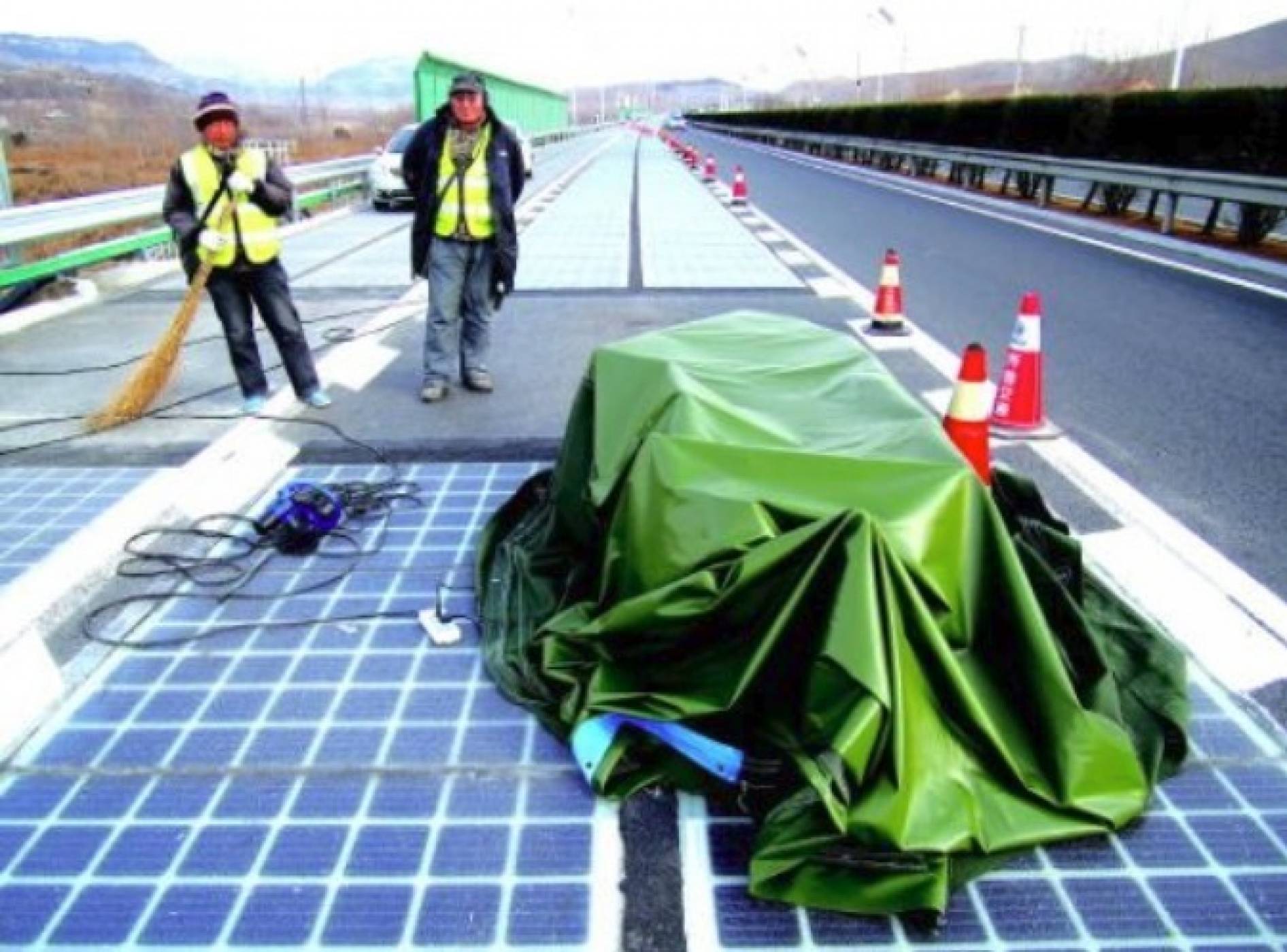 Крадци посегнаха на шосе със соларни панели в Китай само седмица след откриването му