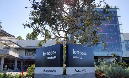 Facebook ще показва основно снимки и постовете на приятелите ви