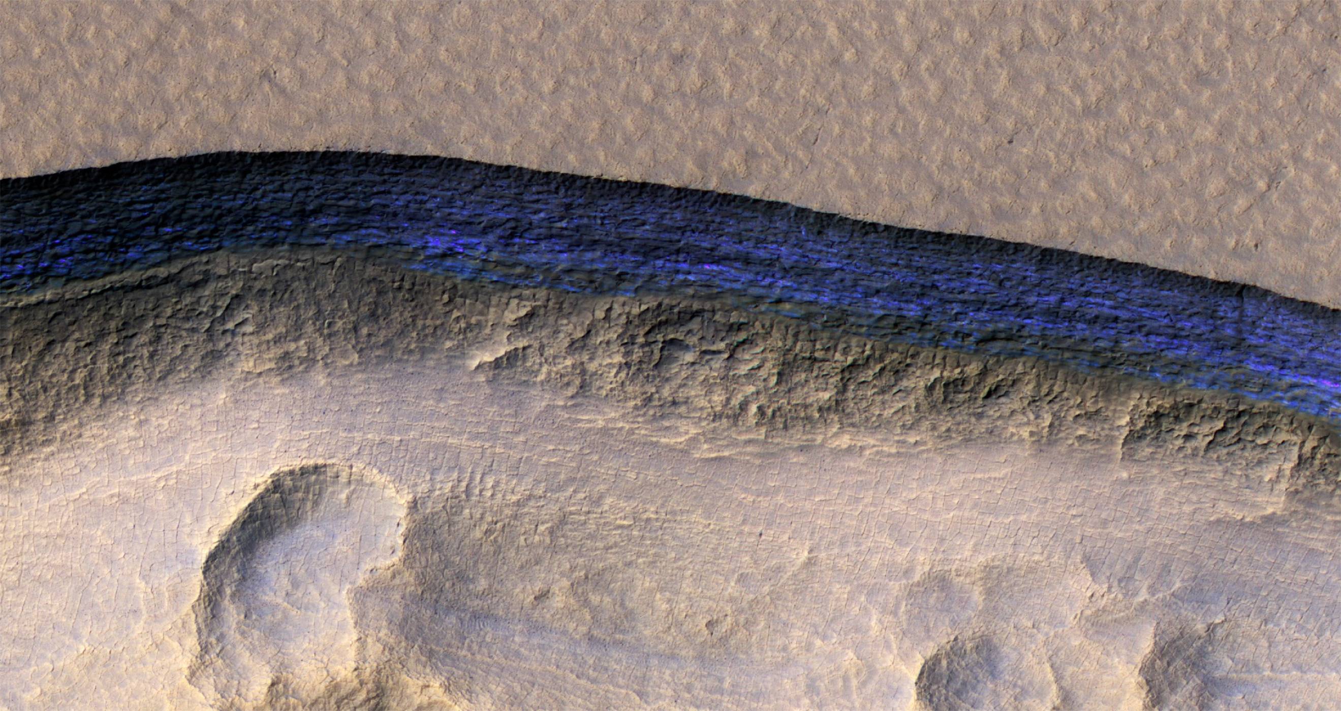 Откриха големи ледени слоеве чиста вода под повърхността на Марс
