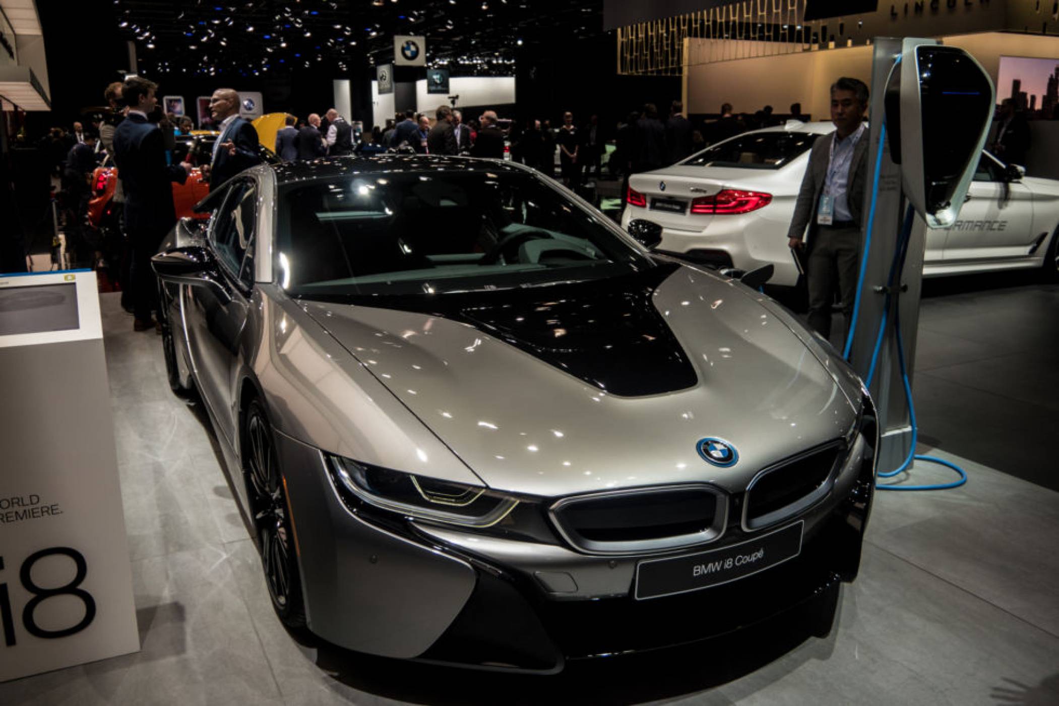 Малко повече мощност и доста по-голяма батерия за новата версия на BMW i8