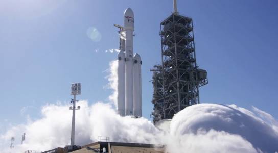 SpaceX тества за пръв път едновременно всички двигатели на Falcon Heavy