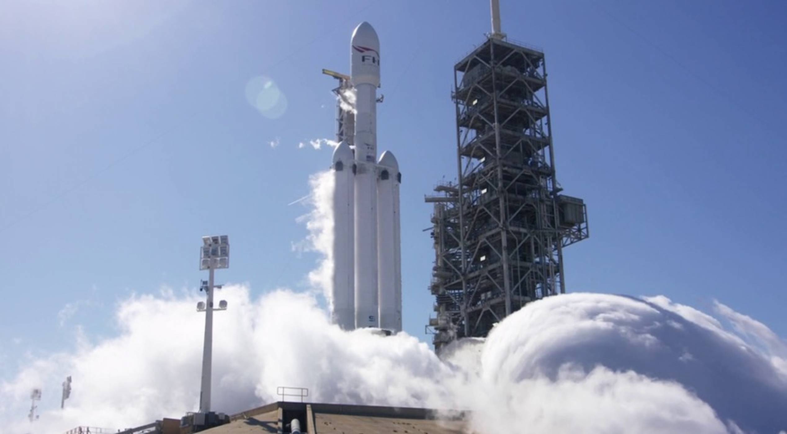SpaceX тества за пръв път едновременно всички двигатели на Falcon Heavy