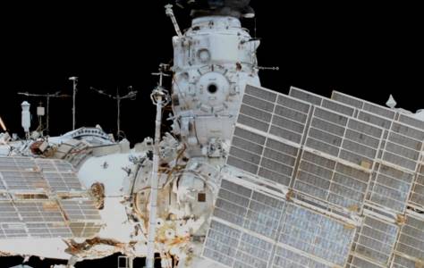 Руски космонавт с рекордно дълга космическа разходка, която за малко не доведе до беда