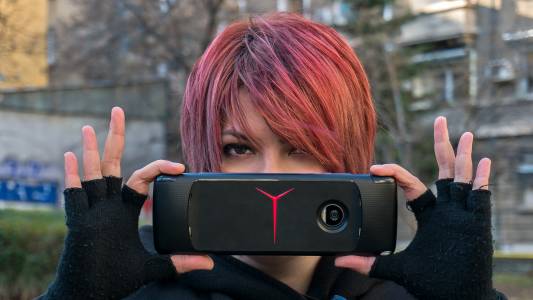 Успяха ли Moto Z2 Play и GamePad Mod да ме запалят по мобилния гейминг?