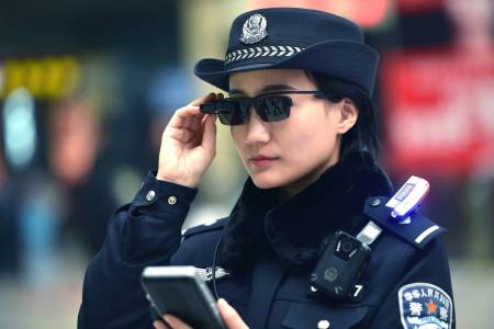 Полицаите в Китай ви разпознават със слънчевите си очила