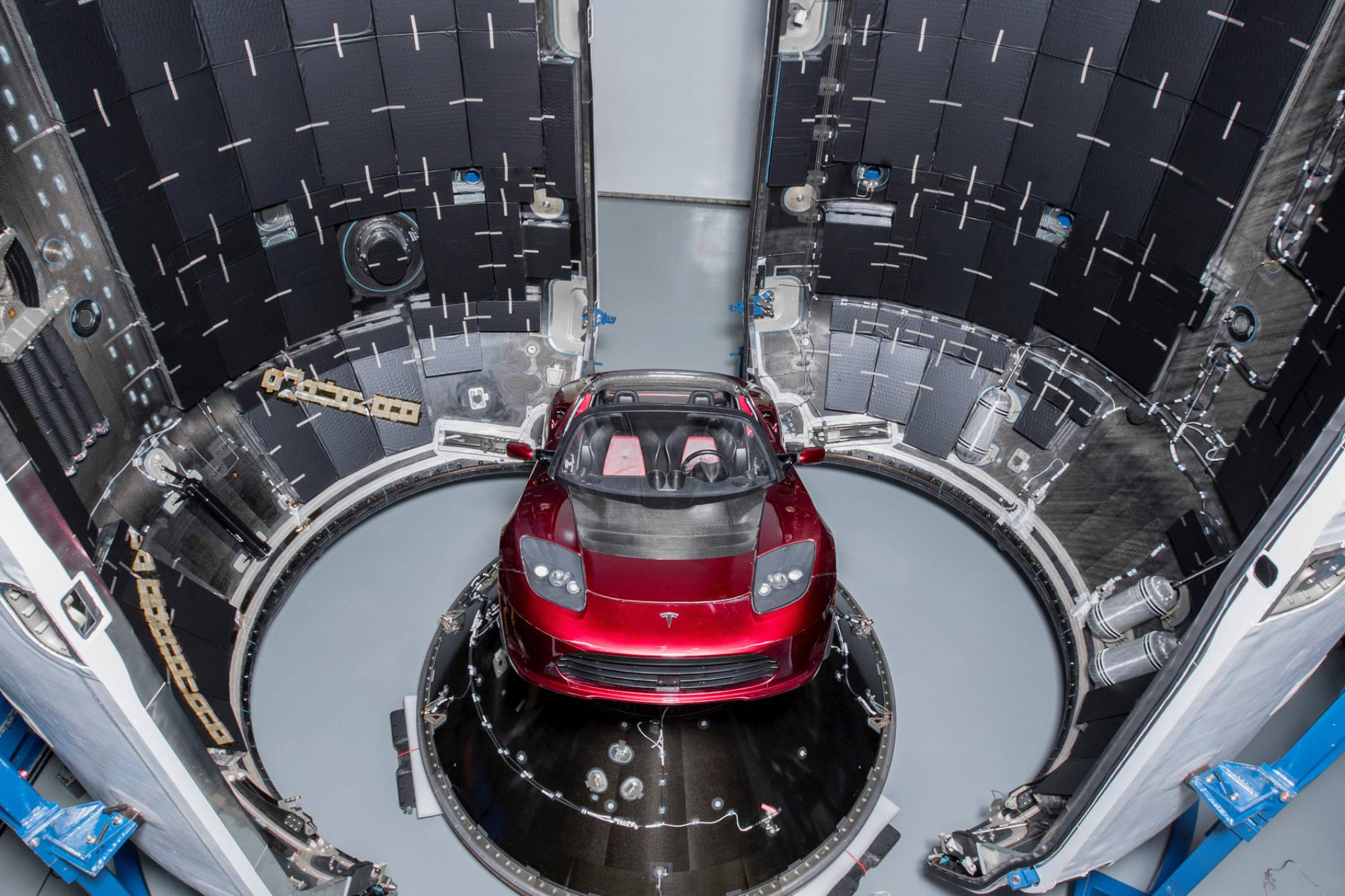 На Falcon Heavy има таен минитовар, който е може би по-интересен от колата