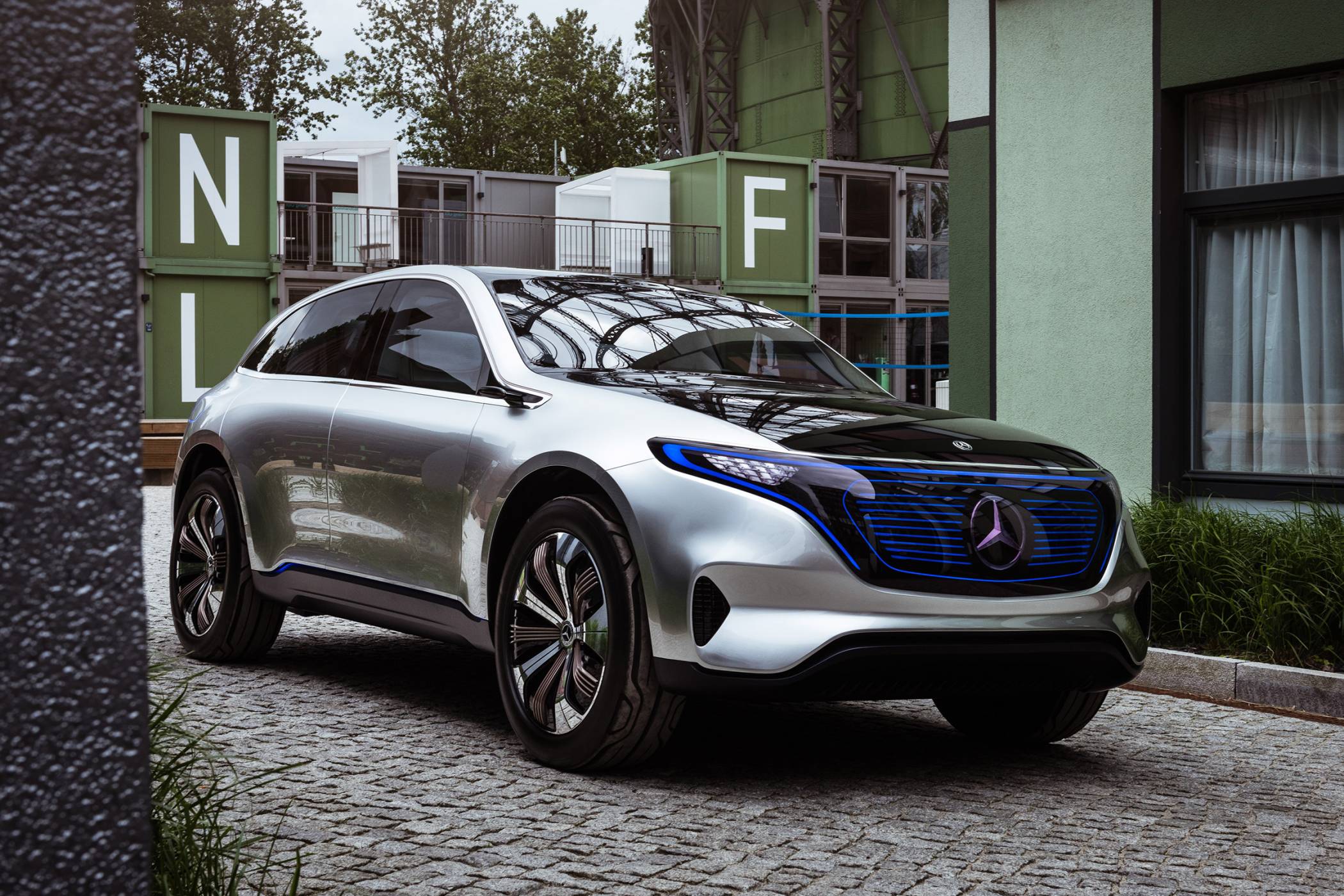 Mercedes представя първия сериен модел от линията EQ през следващия месец