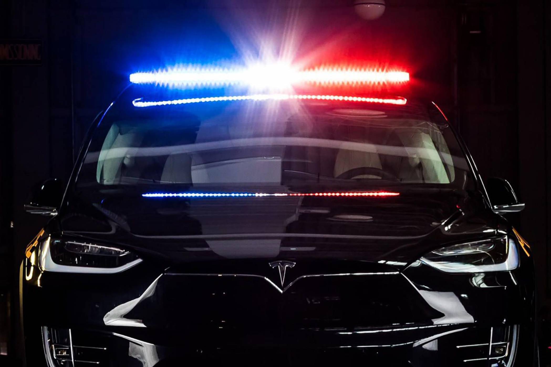 Вижте първата полицейска кола Tesla Model X