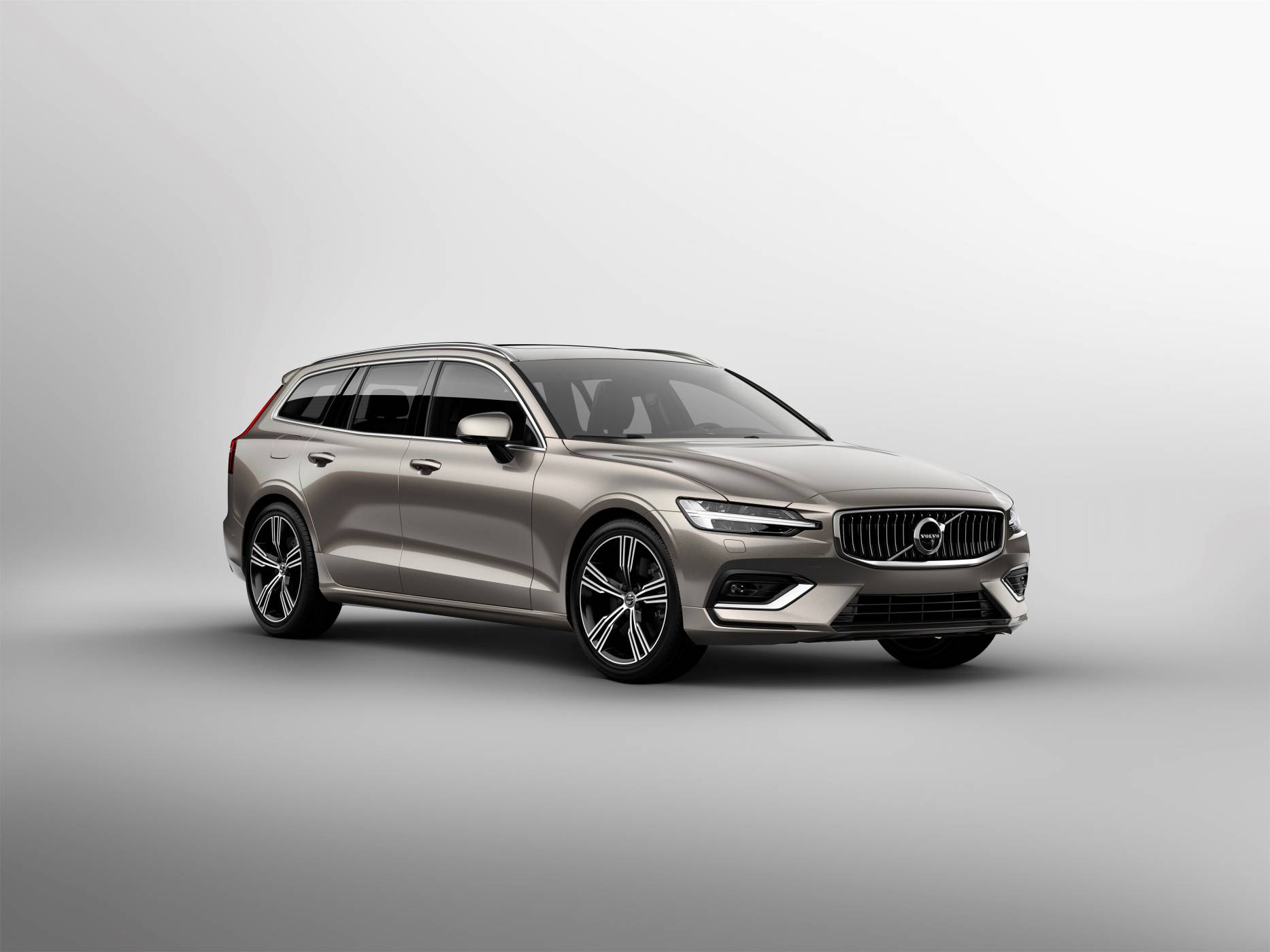Volvo представи новия V60: технологии и лукс в семейното комби