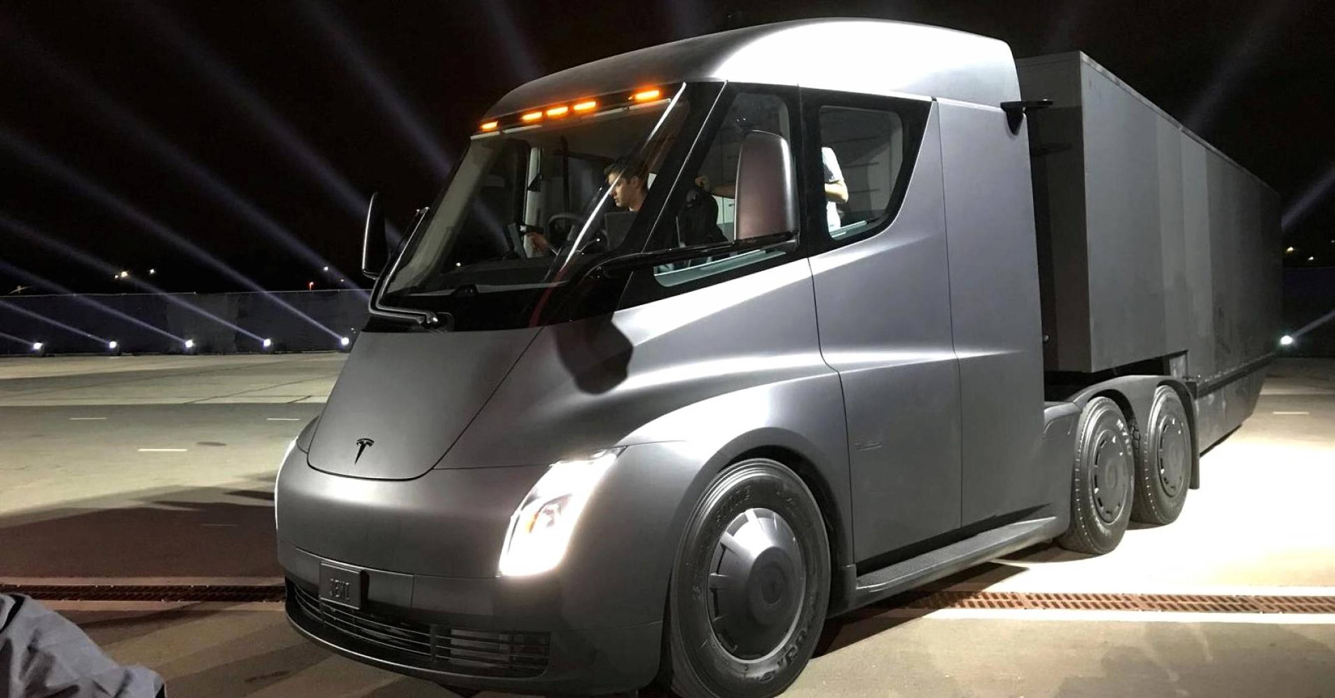 Камион Tesla Semi Truck беше забелязан на обществен път