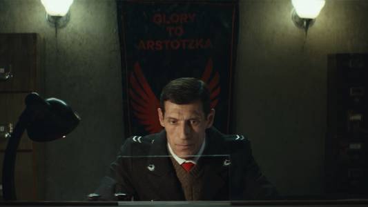 Краткото филмче по Papers, Please е толкова мрачно, колкото и играта