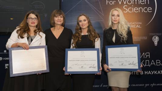 Програмата „За жените в науката“ взе първа награда на Годишните награди за отговорен бизнес  