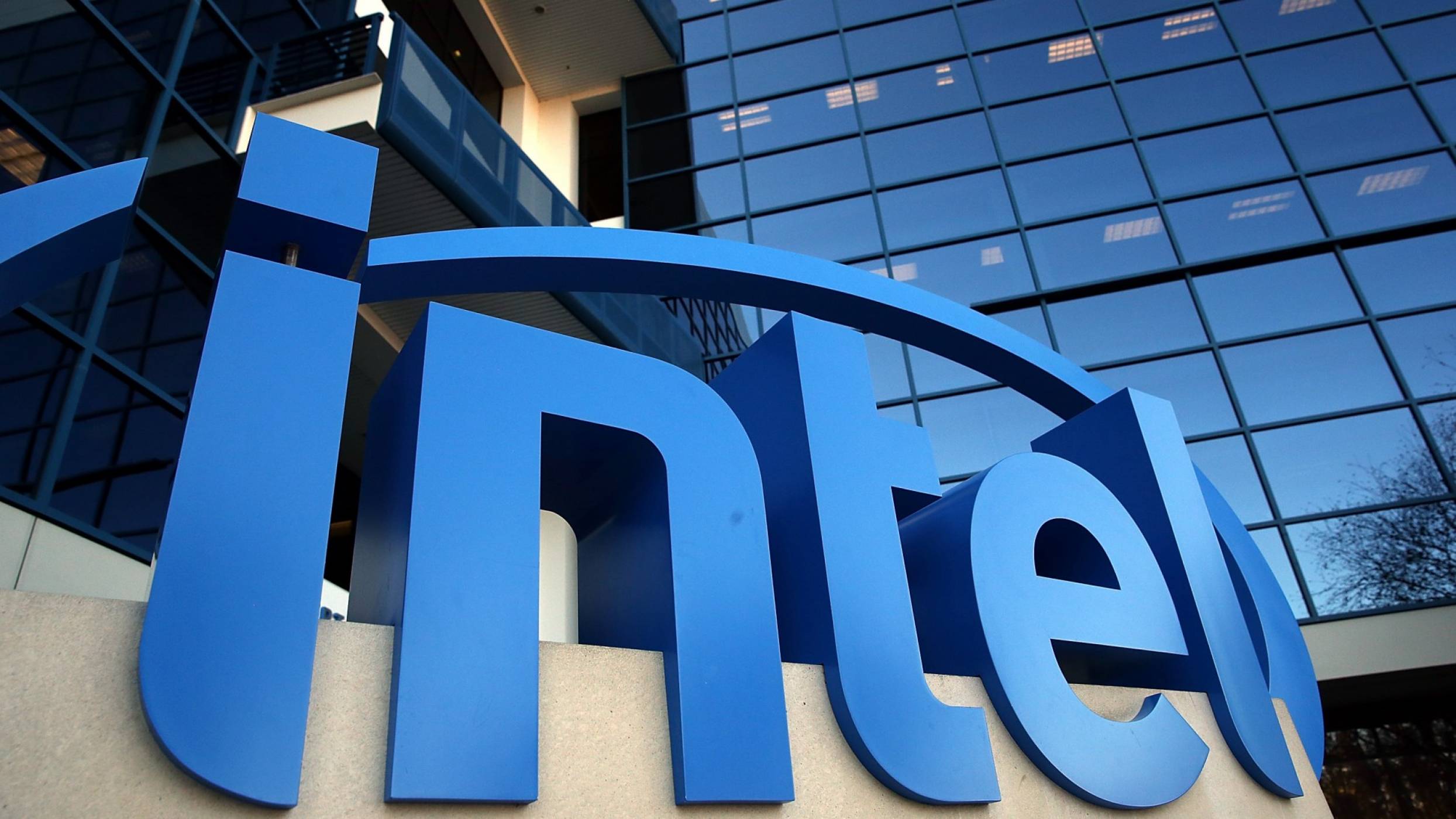 Прототипният 5G лаптоп на Intel показа големия проблем с внедряването на технологията 