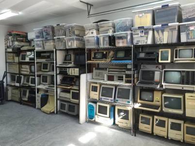 Тази уникална колекция от ретро компютри си търси нов собственик в Twitter