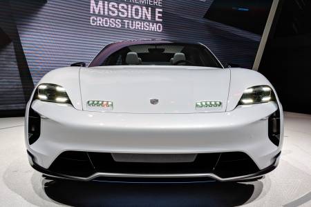 Porsche изненада с електрически кросоувър